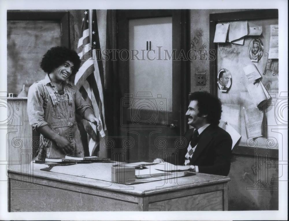 1977 Press Photo Robert Hegyes and Gabe Kaplan star on Welcome Back Kotter - Historic Images