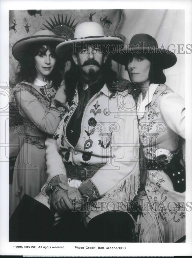 1995 Press Photo Reba McEntire, Peter Coyote, Anjelica Huston in Buffalo Girls - Historic Images