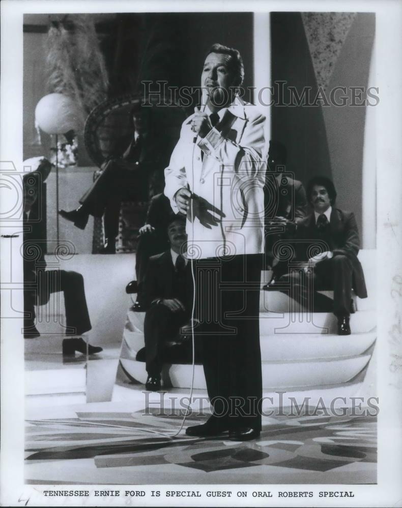1977 Press Photo Tennessee Ernie Ford sings on Oral Roberts TV Special - Historic Images