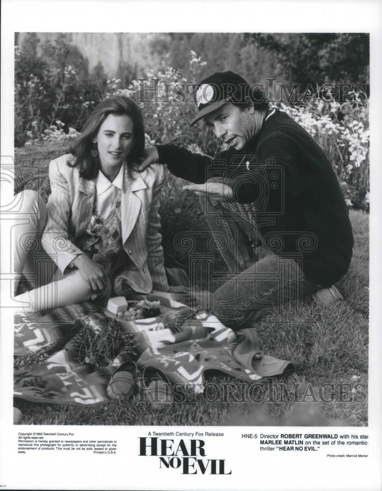 1994 Press Photo Robert Greenwald Director and Marlee Matline in Hear No Evil - Historic Images