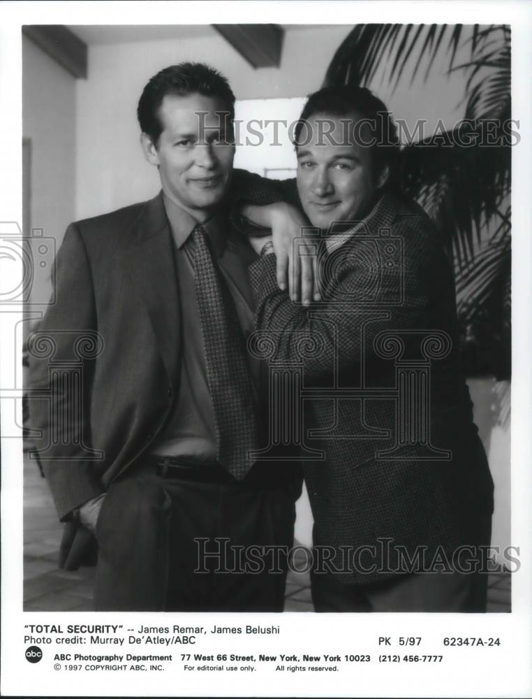 1997 Press Photo James Remar and James Belushi star on Total Security - Historic Images