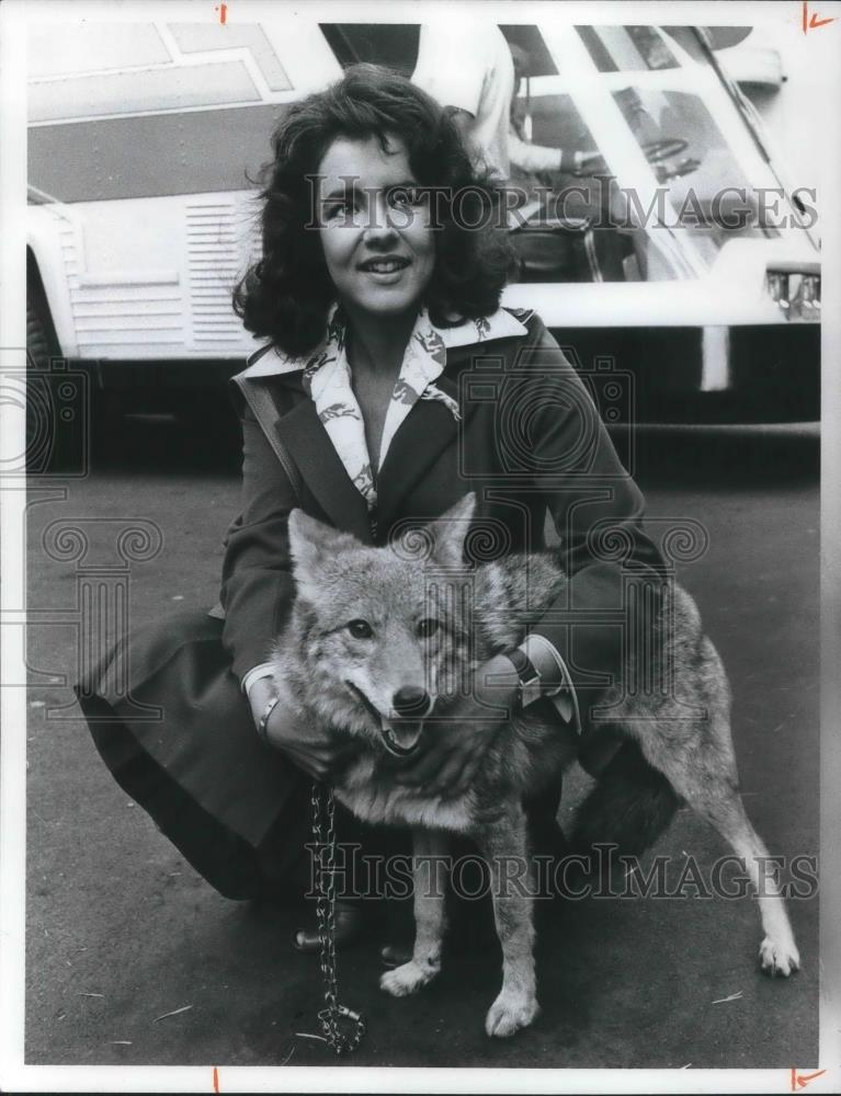 1975 Press Photo Stockard Channing and Coyote from The Big Bus movie - cvp07330 - Historic Images