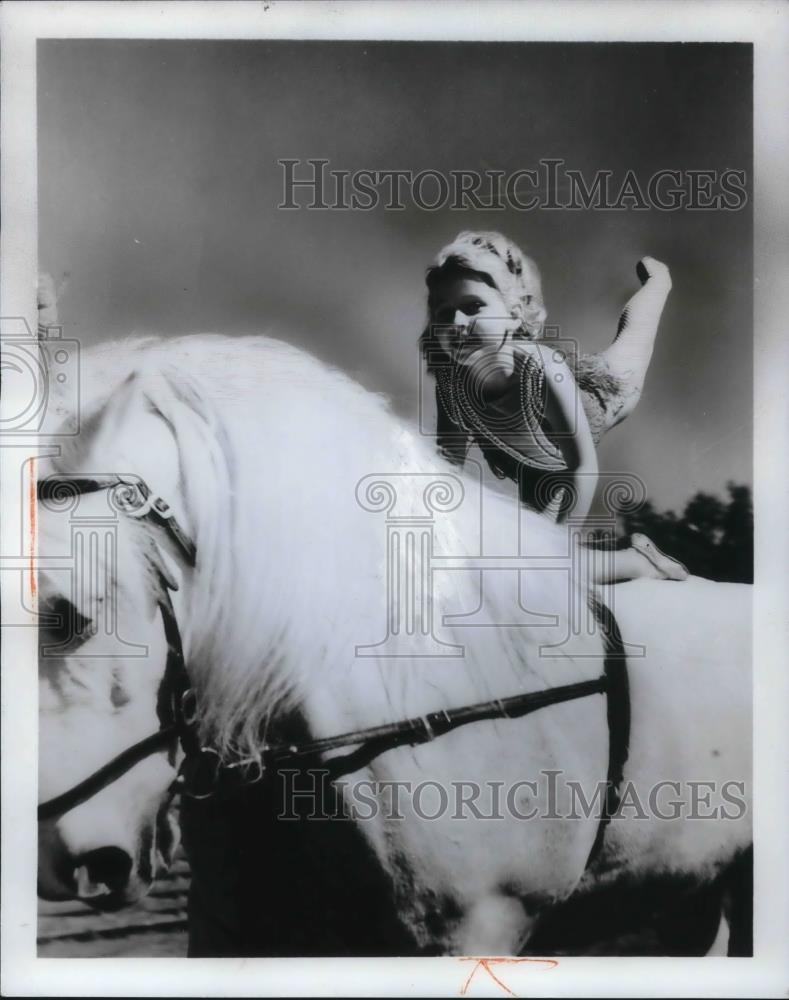1972 Press Photo Jeannie Hanneford Equestrian Troupe 43rd Annual Grotto Circus - Historic Images