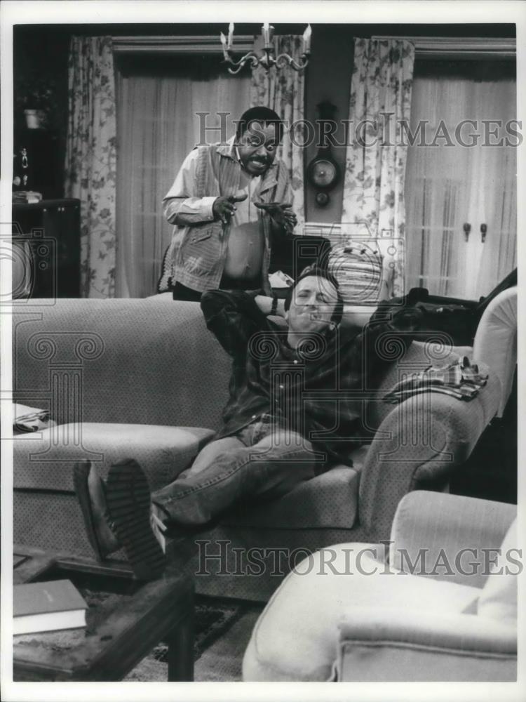 1985 Press Photo Flip Wilson and Terence McGovern on Charlie &amp; Company - Historic Images