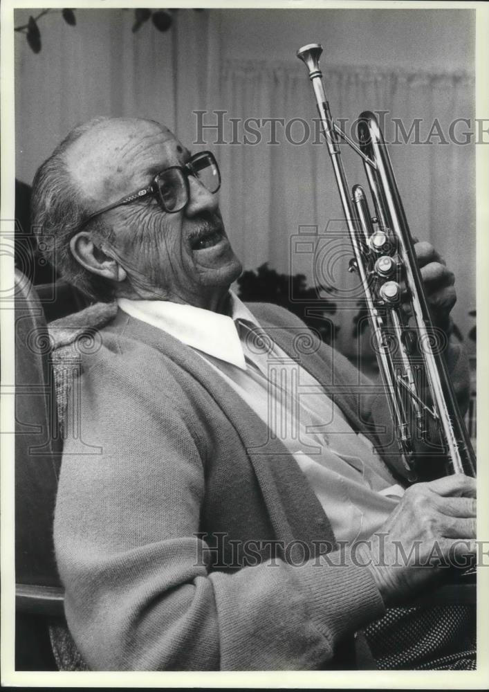 1981 Press Photo Leo Fortin retired trumpet player at his Watertown S.D. home - Historic Images