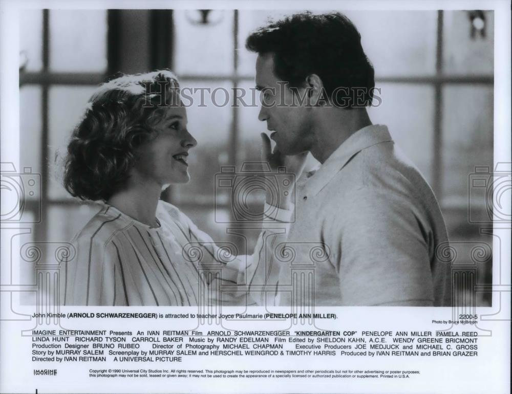 1990 Press Photo Arnold Schwarzenegger and Penelope Miller in Kindergarten Cop - Historic Images