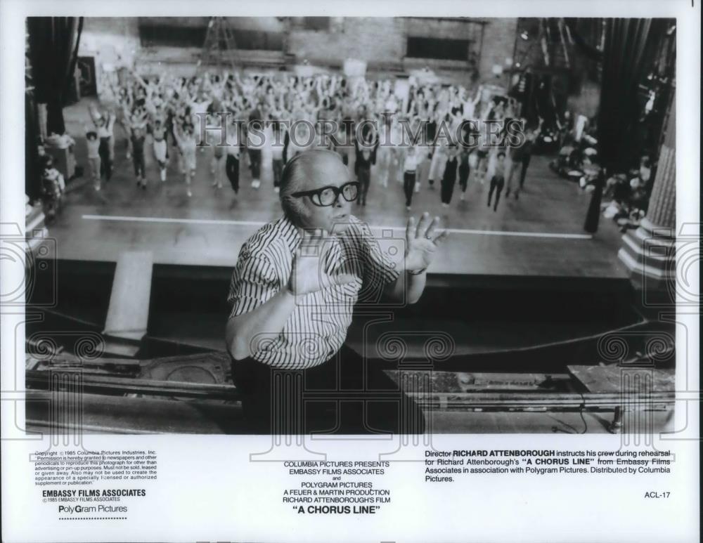 1985 Press Photo Richard Attenborough director of A Chorus Line instructs crew - Historic Images