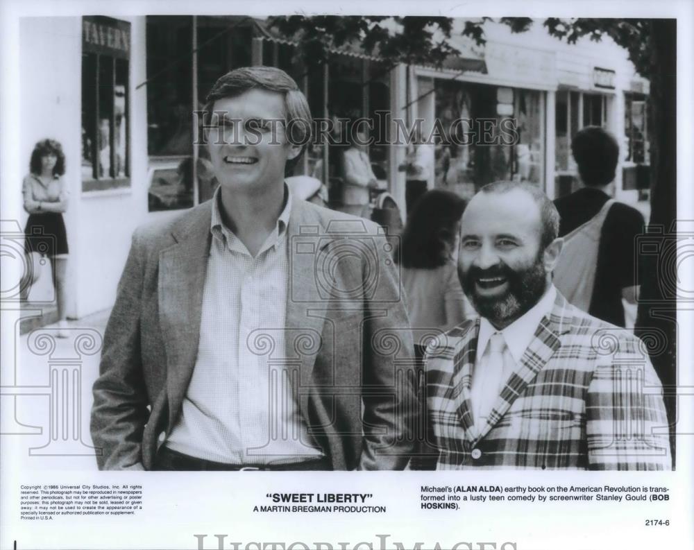 1986 Press Photo Alan Alda and Bob Hoskins in Sweet Liberty - cvp09467 - Historic Images