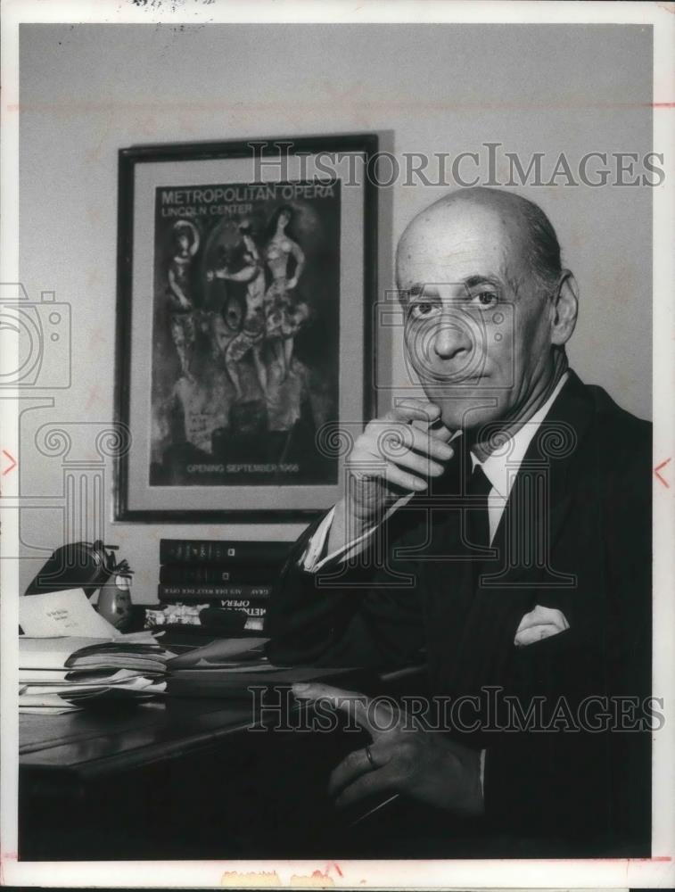 1972 Press Photo Sir Rudolf Bing in Metropolitan Opera Salute - cvp01881 - Historic Images