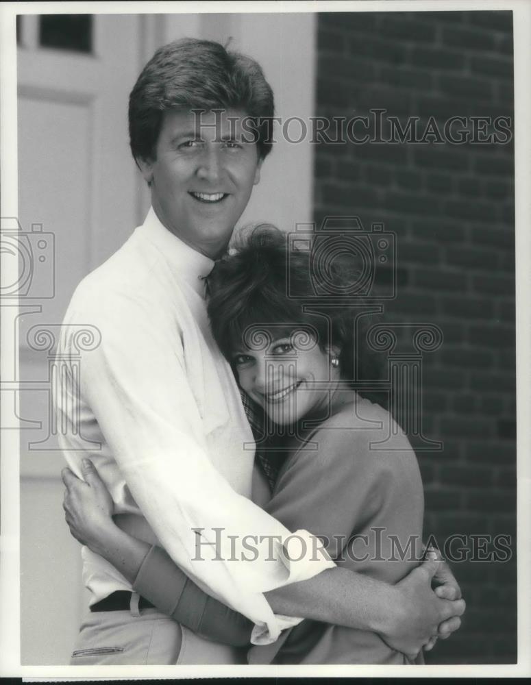 1984 Press Photo James Widdoes and Julie Cobb in Charles in Charge TV Show - Historic Images