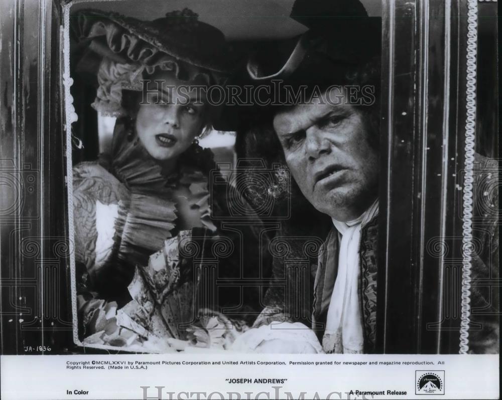 1977 Press Photo Ann Marfaret and Peter Bull in Joseph Andrews - cvp18329 - Historic Images