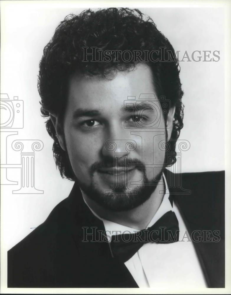 1992 Press Photo Lawrence Formosa Lyric Baritone Italian Opera Singer - Historic Images