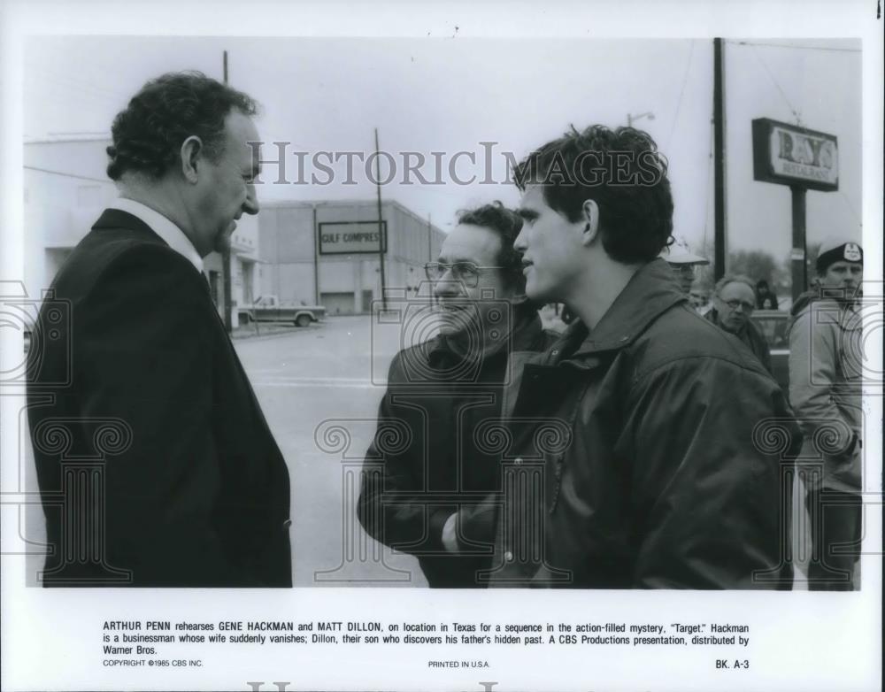 1985 Press Photo Arthur Penn Gene Hackman and Matt Dillon on set of Target - Historic Images