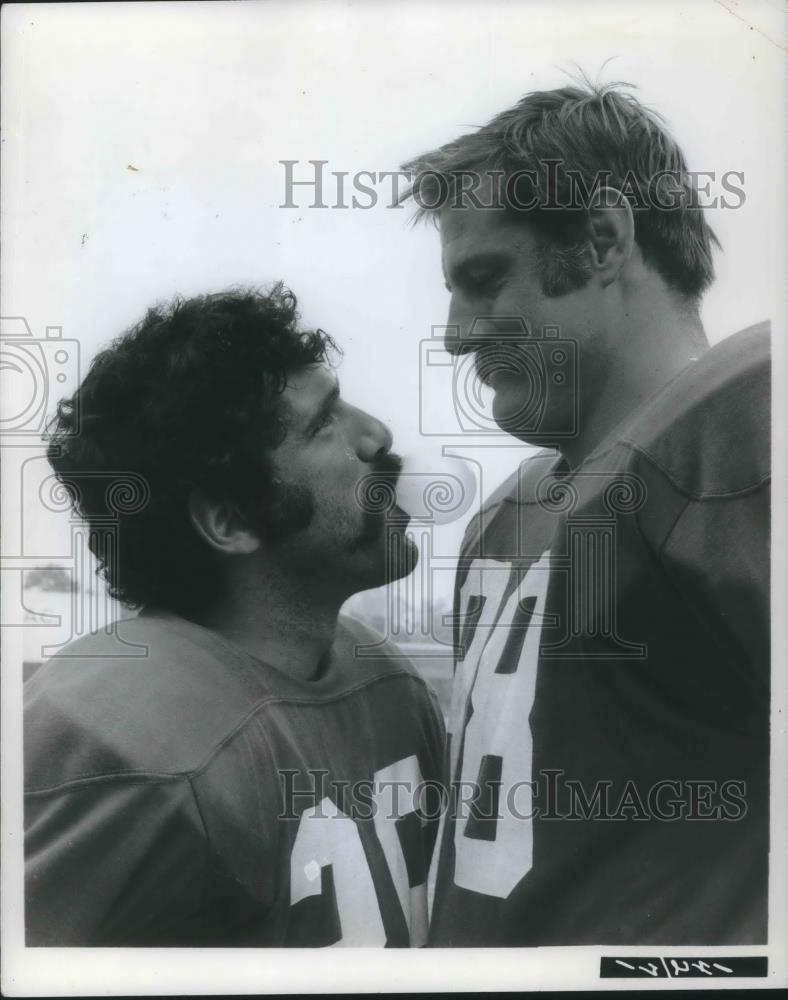 1970 Press Photo Elliott Gould and Ben Davisdon in MASH - cvp13433 - Historic Images