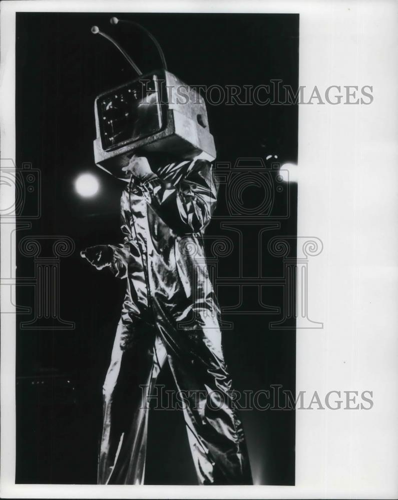 1988 Press Photo Paul Fayrewether The Television Song - cvp11859 - Historic Images