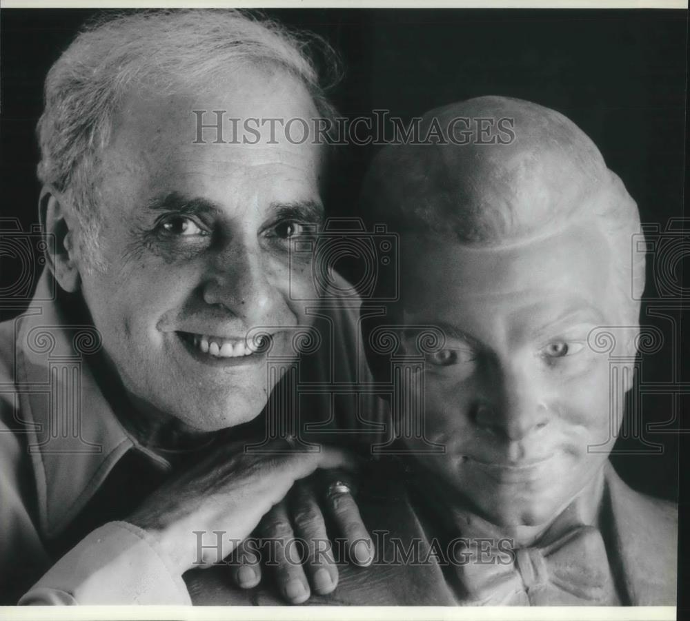 1989 Press Photo Joseph Curreri Attendant at Mario Lanza Institute and Museum - Historic Images