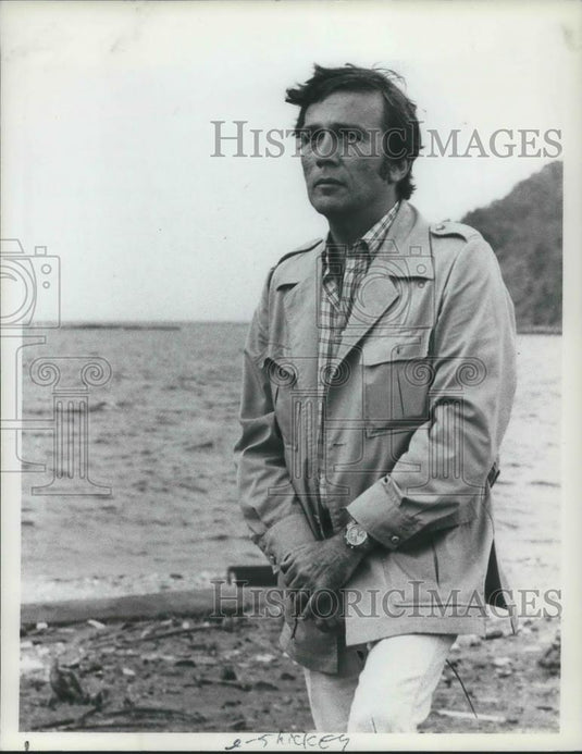 1982 Press Photo Lloyd Dobyns NBC News Correspondent Bataan The Forgotten Hell - Historic Images