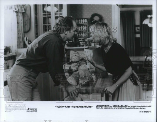 1987 Press Photo John Lithgow & Melinda Dillon In Harry and The Hendersons - Historic Images