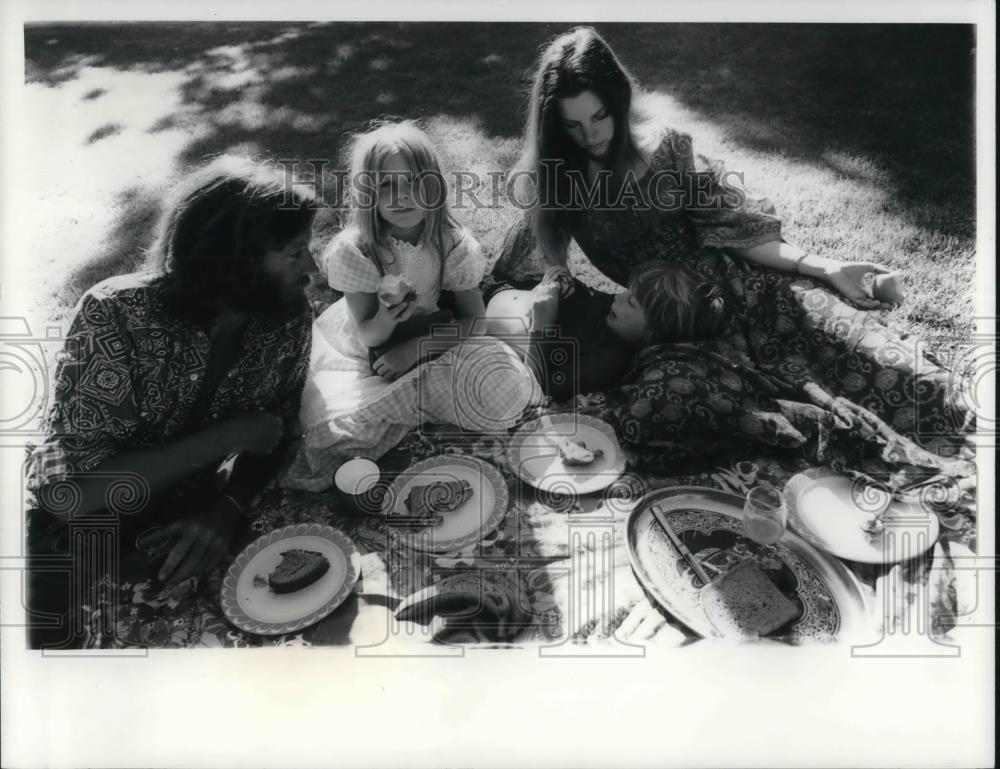 1971 Press Photo Peter Fonda &amp; Family - cvp15227 - Historic Images