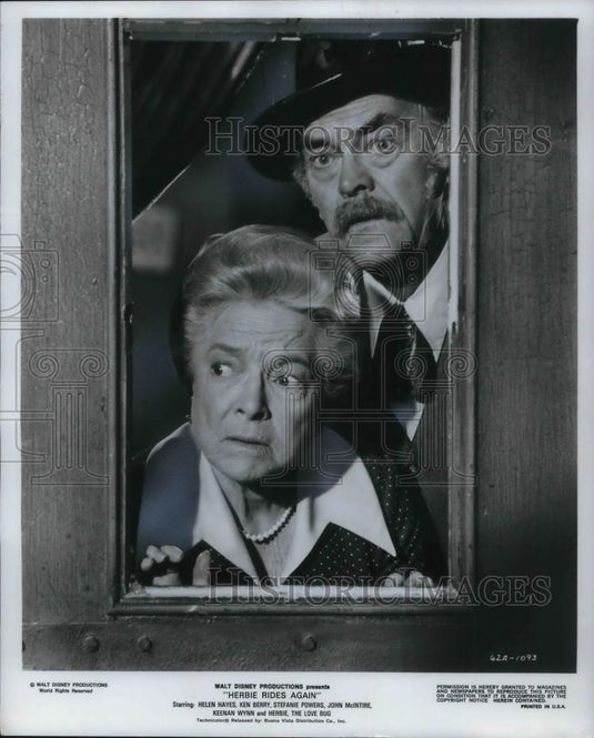 1974 Press Photo Helen Hayes & John McIntire in The Love Bug Rides Again - Historic Images