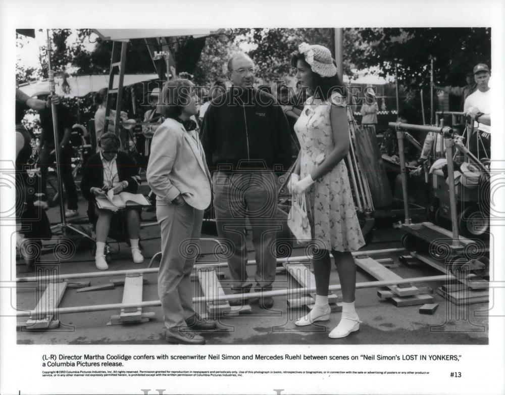 1993 Press Photo Director Martha Coolidge confers with screenwriter Neil Simon - Historic Images