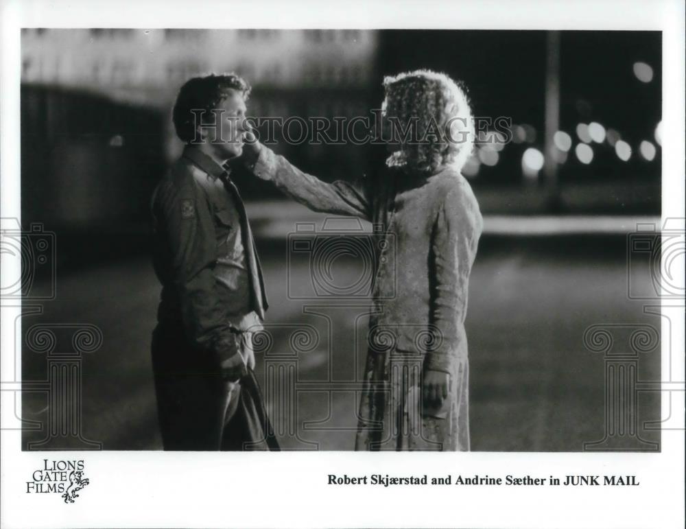 2000 Press Photo Robert Skaerstad and Andrine Saether in Junk Mail - cvp19327 - Historic Images