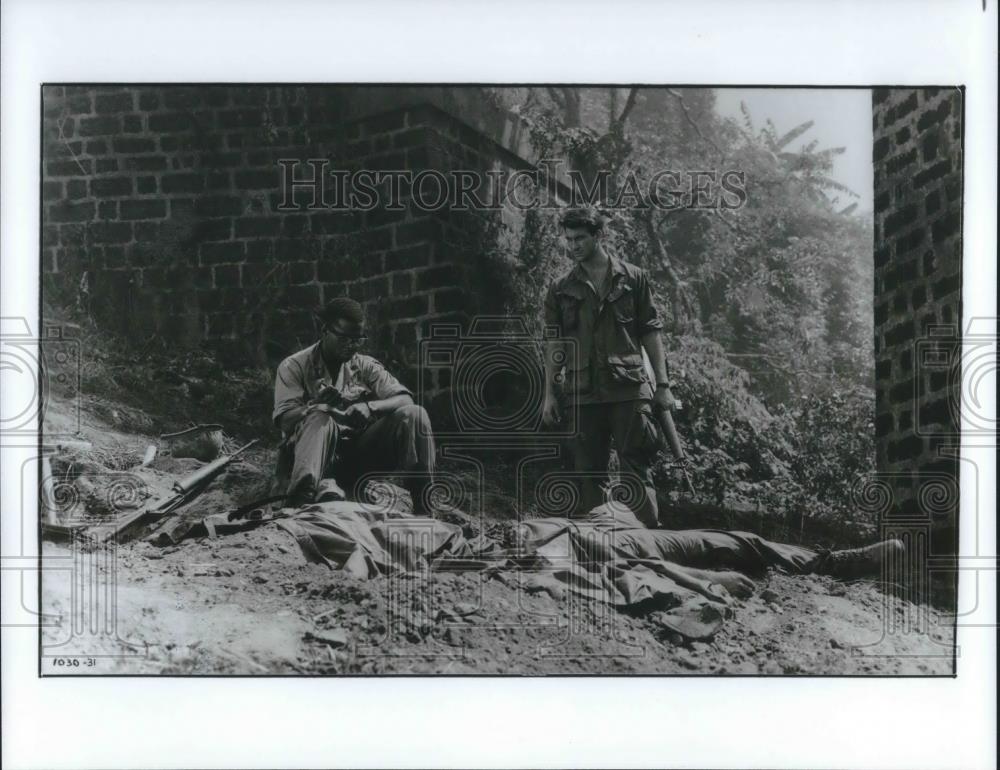 1989 Press Photo Dylan McDermott and Courtney B. Vance in Hamburger Hill - Historic Images