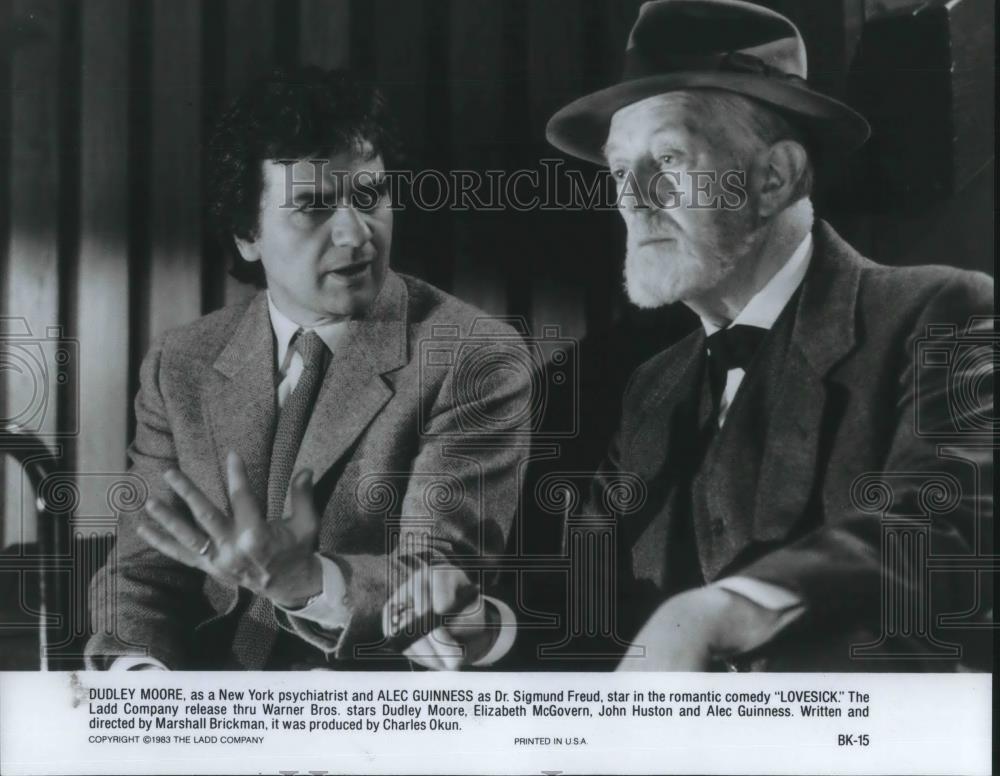 1983 Press Photo Dudley Moore &amp; Alec Guiness in Lovesick - cvp09438 - Historic Images