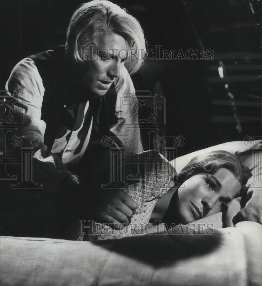 1967 Press Photo Max Von Sydow & Julie Andrews in Hawaii - cvp10638 - Historic Images