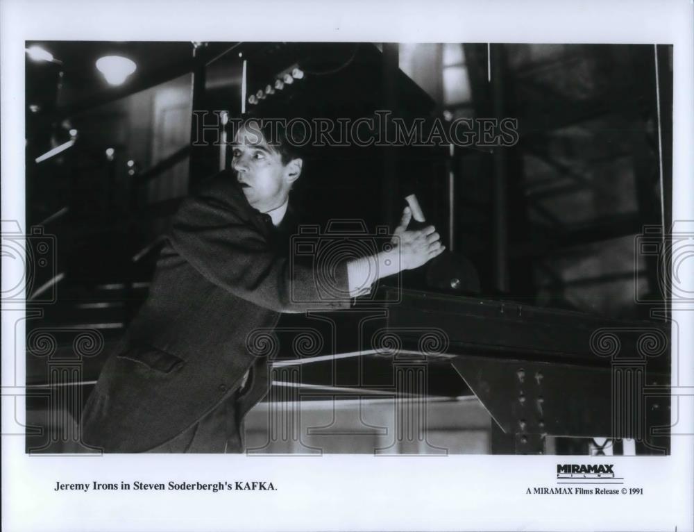 1993 Press Photo Jeremy Irons In Kafka - cvp19397 - Historic Images