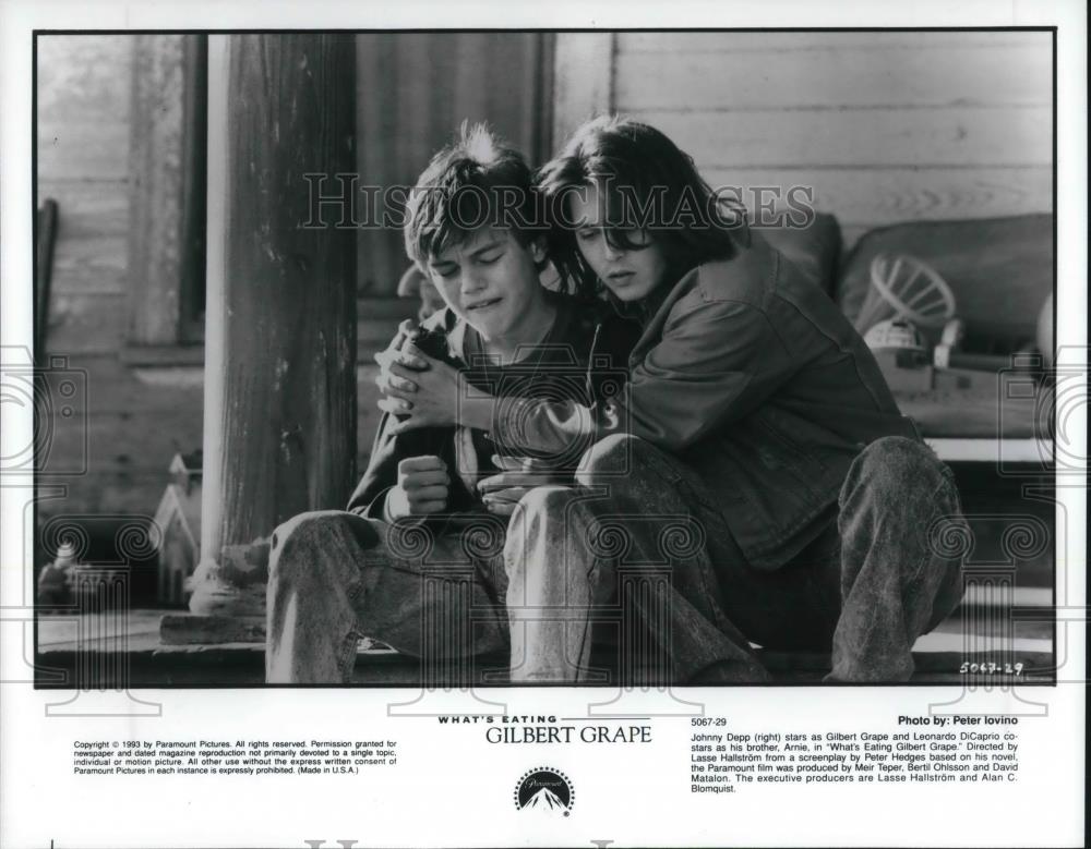1994 Press Photo Johnny Depp and Leonardo DiCaprio What&#39;s Eating Gilbert Grape - Historic Images