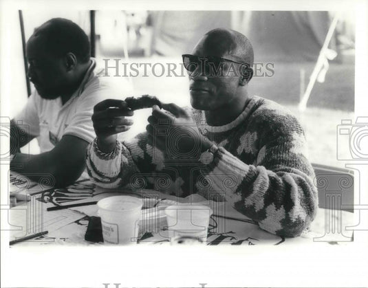 1990 Press Photo Hanford Dixon San Francisco 49ers Cornerback Rib Cook-off - Historic Images