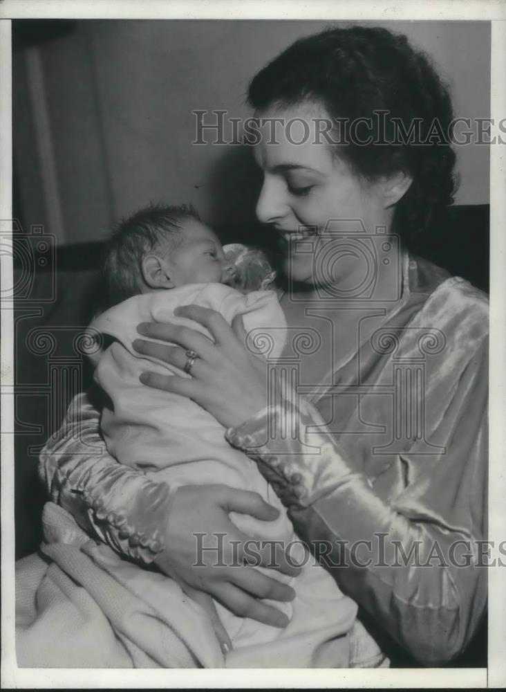 1933 Press Photo Helen Gahgan Actress & Newborn Son - cvp04453 - Historic Images