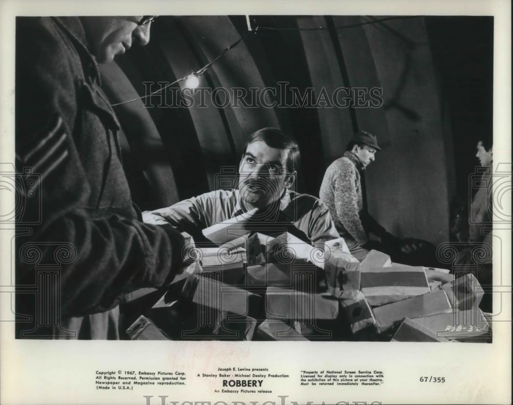 1968 Press Photo Stanley Baker in Robbery - cvp13578 - Historic Images