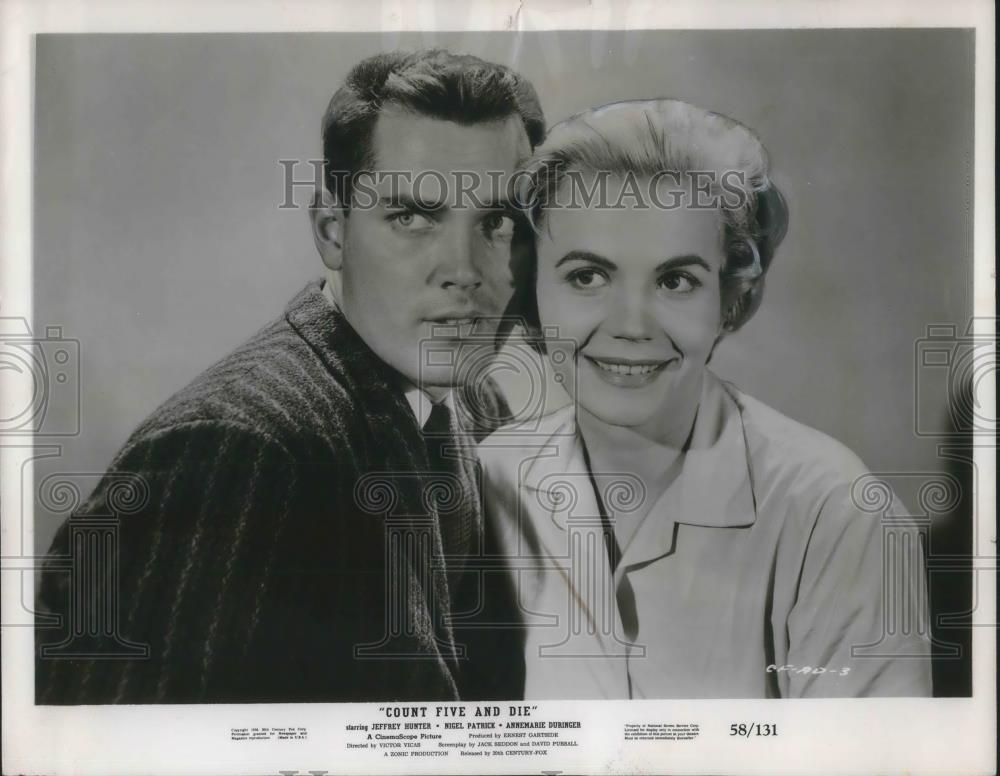 1958 Press Photo Jeffrey Hunter and Annemarie Duringer in Count Five and Die - Historic Images
