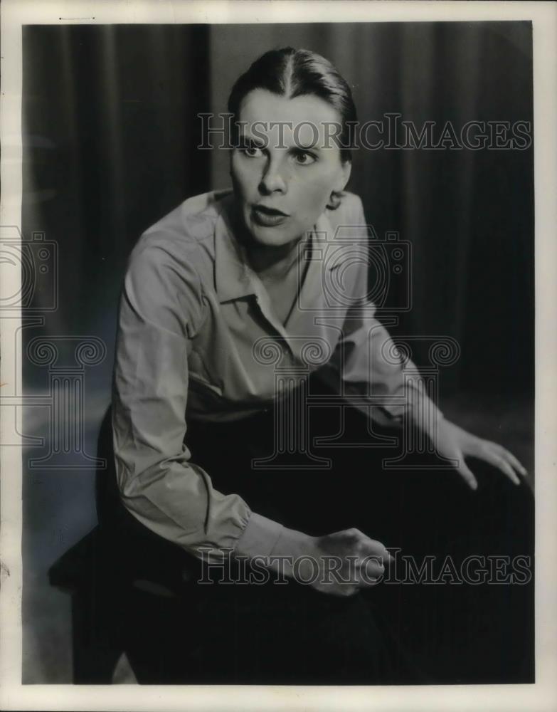 1960 Press Photo Patt Galloway shown pleading her cause in St. Joan - cvp15518 - Historic Images