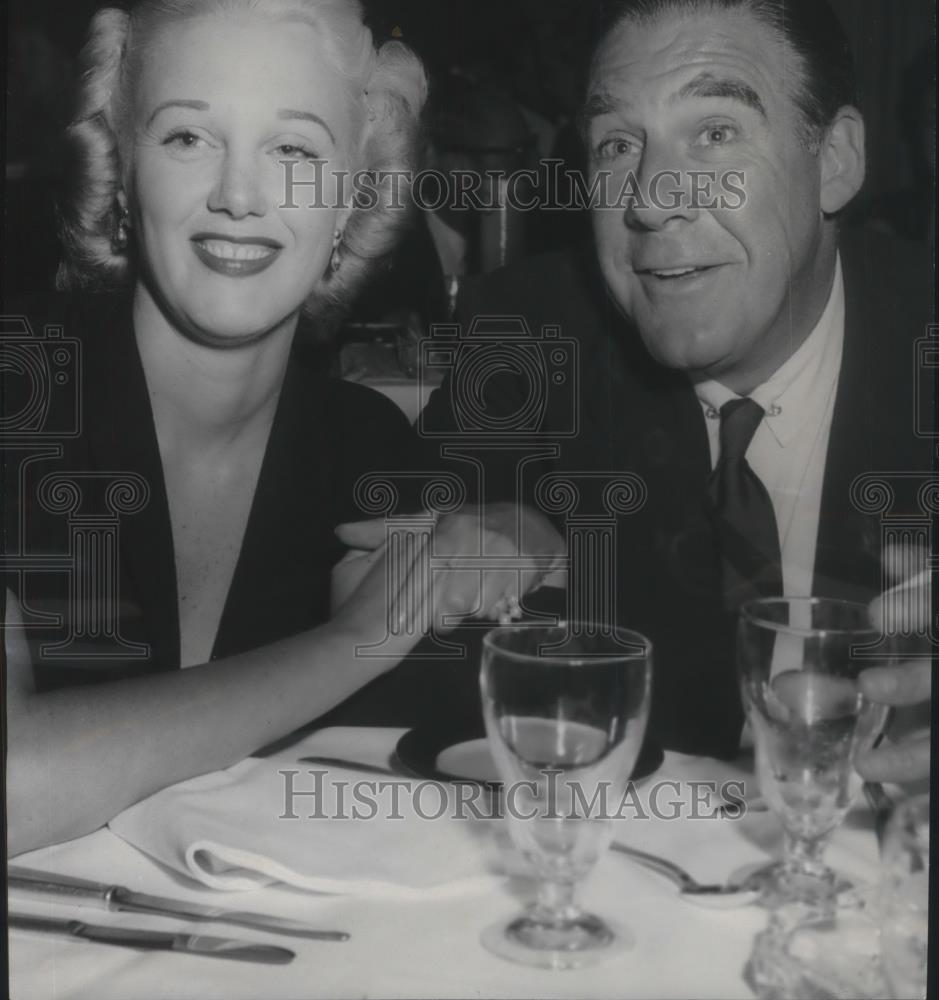 1950 Press Photo Paul Douglas and Jan Sterling at Night Club in Hollywood - Historic Images