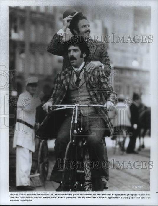 1976 Press Photo James Caan and Elliott Gould in Harry and Walter Go To New York - Historic Images