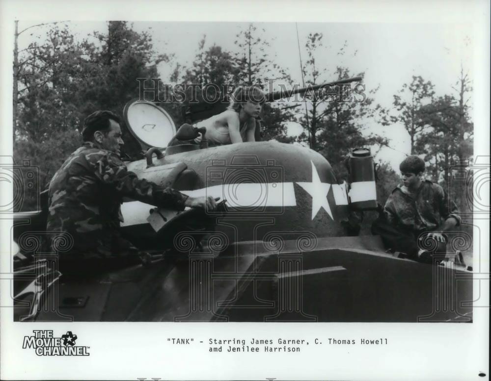 1985 Press Photo James Garner, Jenilee Harrison & C Thomas Howell in Tank - Historic Images