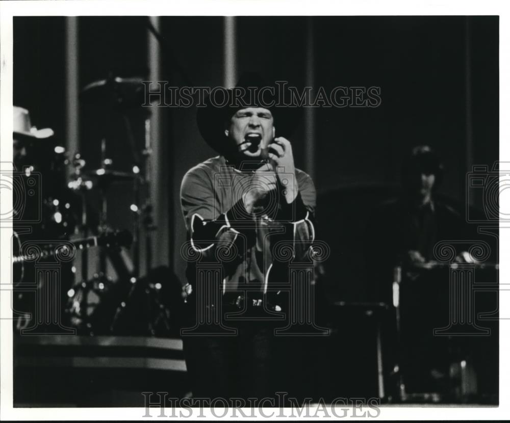 1992 Press Photo Garth Brooks Country Singer in This is Garth Brooks TV Special - Historic Images