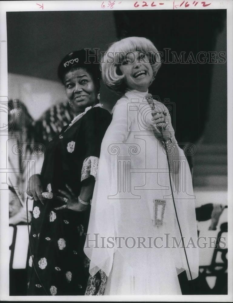 Press Photo Pearl Bailey & Carol Channing - cvp14385 - Historic Images