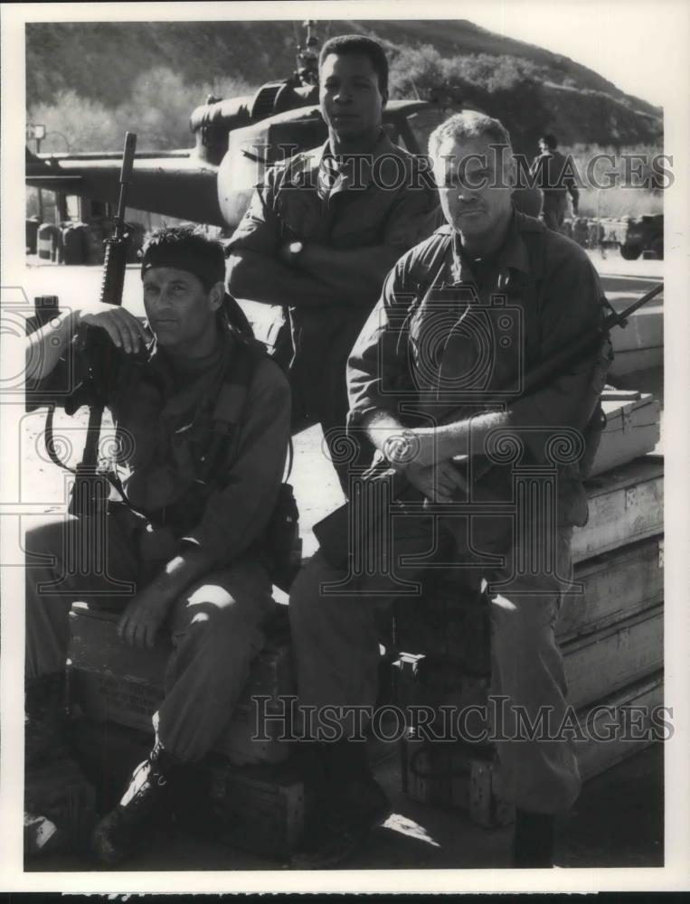 1990 Press Photo Terrence Knox, Carl Weathers, Lee Majors in Tour of Duty - Historic Images