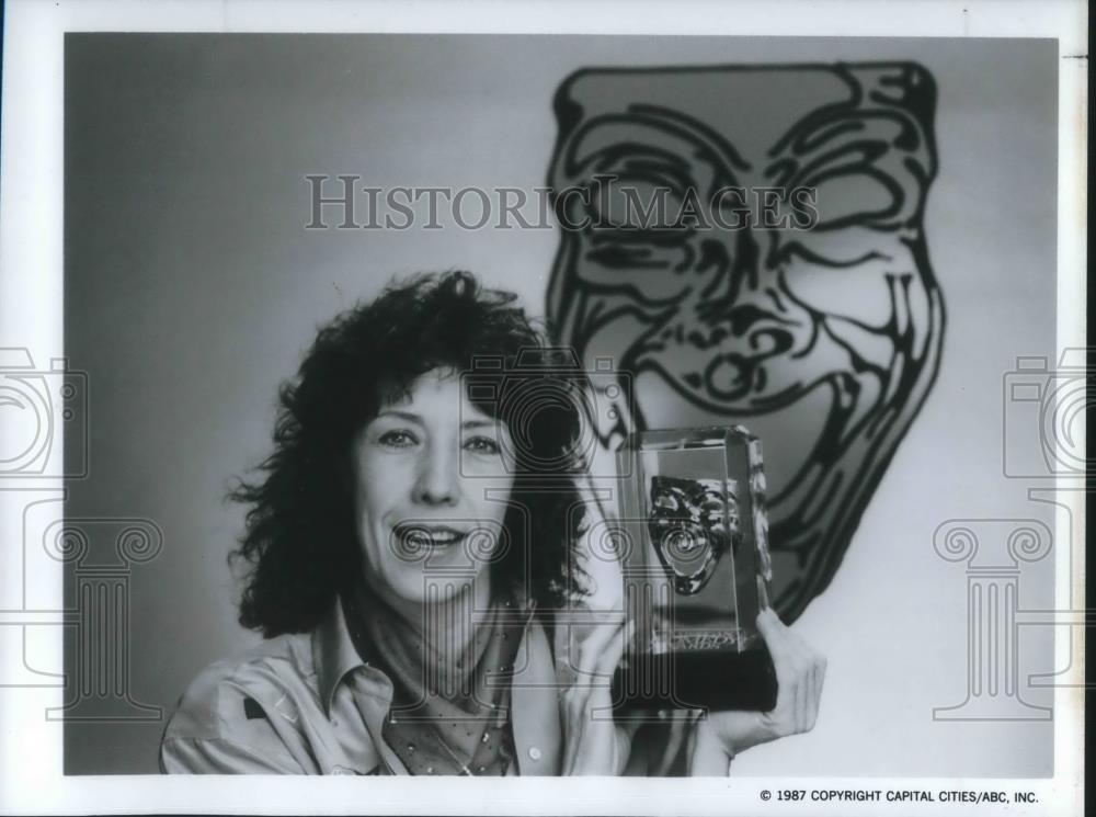 1987 Press Photo Lily Tomlin Hosting The American Comedy Awards - cvp10335 - Historic Images