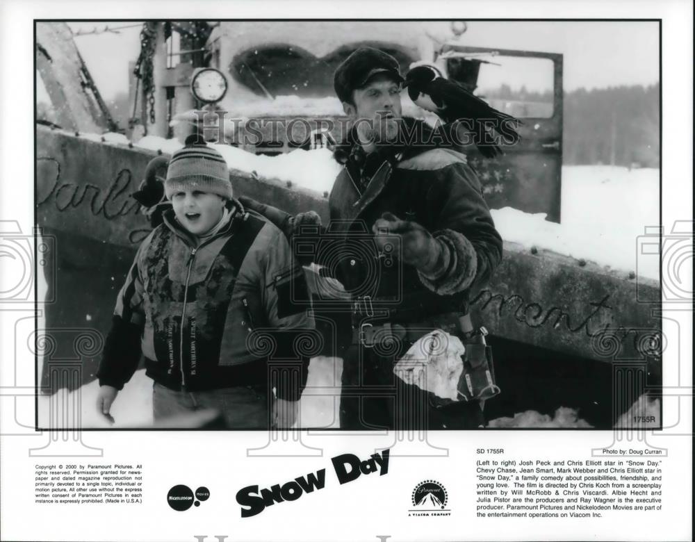 2000 Press Photo Josh Peck and Chris Elliott star in Snow Day movie film - Historic Images