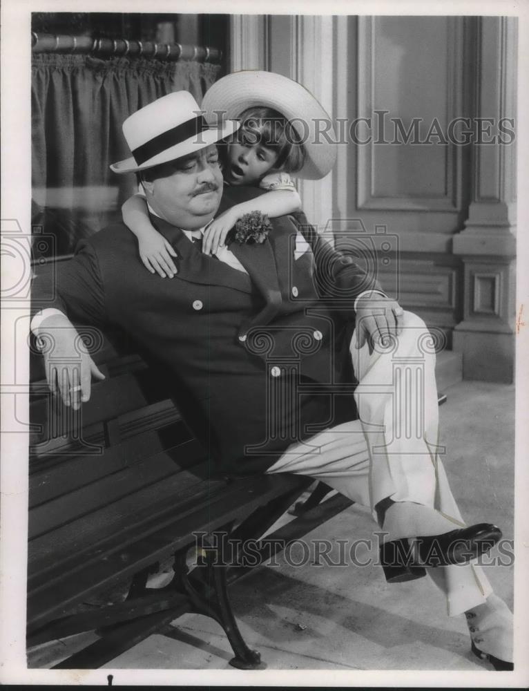 1967 Press Photo Jackie Gleason and Linda Bruhl in Papa&#39;s Delicate Condition - Historic Images