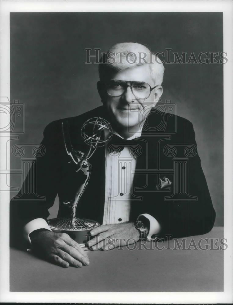 1988 Press Photo Phil Donahue Host of 15th Annual Daytime Emmy Awards - Historic Images