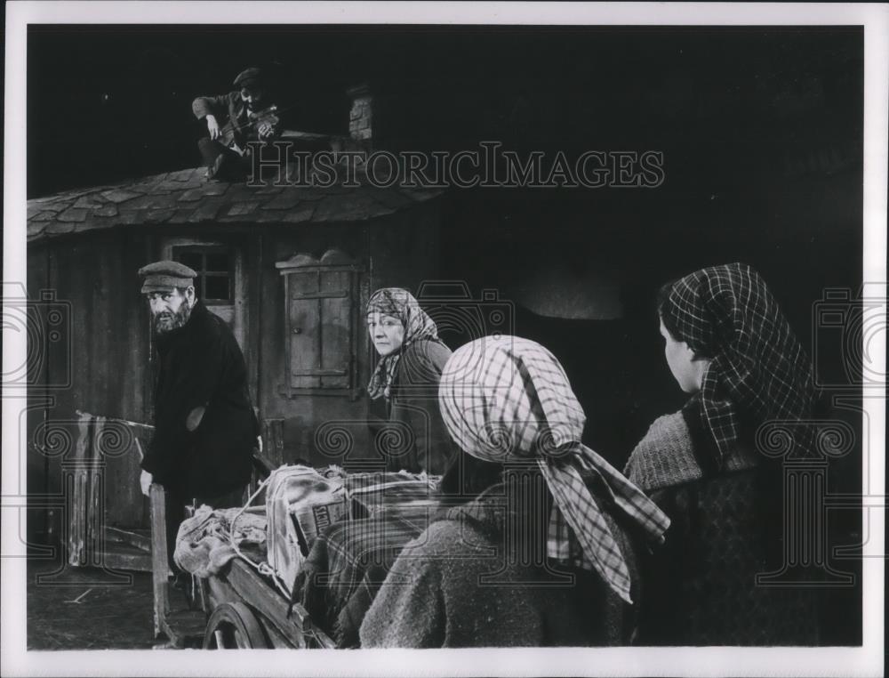 1966 Press Photo Herschel Bernardi and Maria Karnilova in Fiddler on the Roof - Historic Images