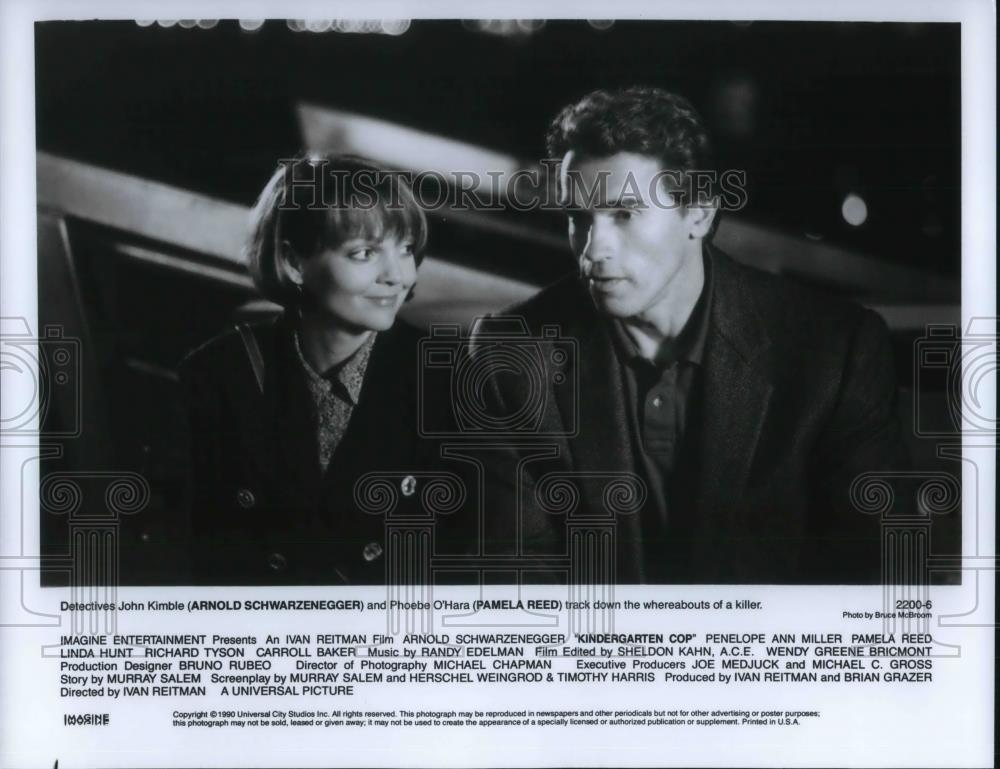 1991 Press Photo Arnold Schwarzenegger and Pamela Reed in Kindergarten Cop - Historic Images