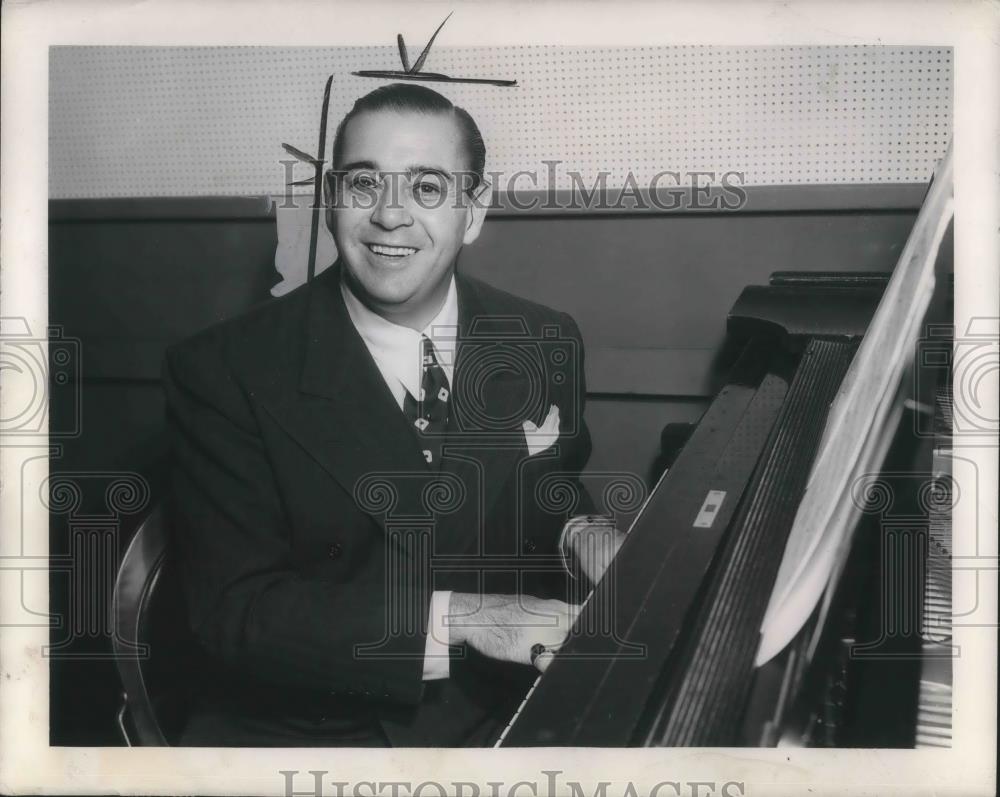 1948 Press Photo Morton Downey Singer Pianist Entertainer WTAM Radio - cvp05816 - Historic Images