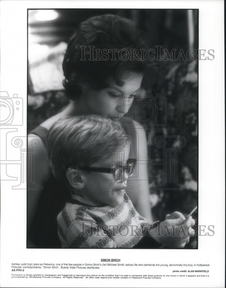 1998 Press Photo Ashley Judd &amp; Michael Smith in Simon Birch - cvp10777 - Historic Images